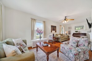 Smart TV - 6BR Retreat•HotTub•Koi Pond•Near downtown•Fishing near Four Creeks &Presque Isle (Girard)