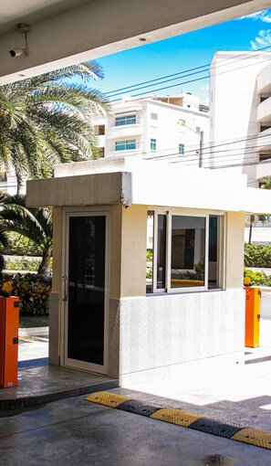 Exterior - 2-bedroom condo in lovely Playa Juan Dolio with AC and fitness room (Playa Juan Dolio)