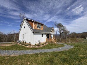 Exterior - Panoramic Paradise - Mtn views, 4 kings, sleeps 16, near town, upscale! (Banner Elk)