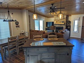 Interior - Lazy Bear at SML -Sleeps 6, Dock, Beach, Pool, Patio, Golf, View (Huddleston)