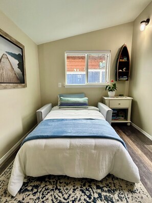 Room - Cozy 2-bedroom cottage in Anacortes, perfect for a relaxing getaway (Anacortes)