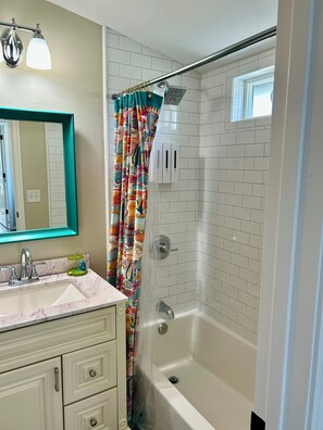 Bathroom - Cozy 2-bedroom cottage in Anacortes, perfect for a relaxing getaway (Anacortes)