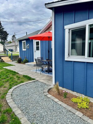 Outdoor dining - Cozy 2-bedroom cottage in Anacortes, perfect for a relaxing getaway (Anacortes)