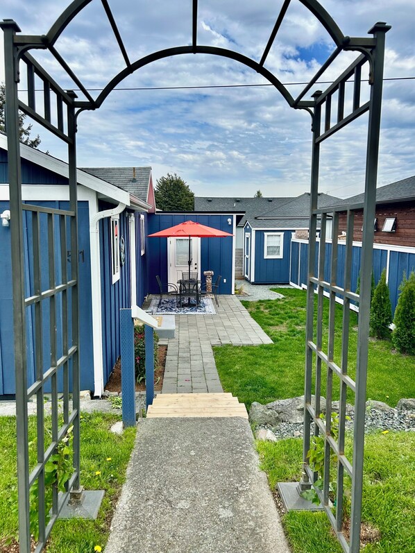 Terrace/patio - Cozy 2-bedroom cottage in Anacortes, perfect for a relaxing getaway (Anacortes)