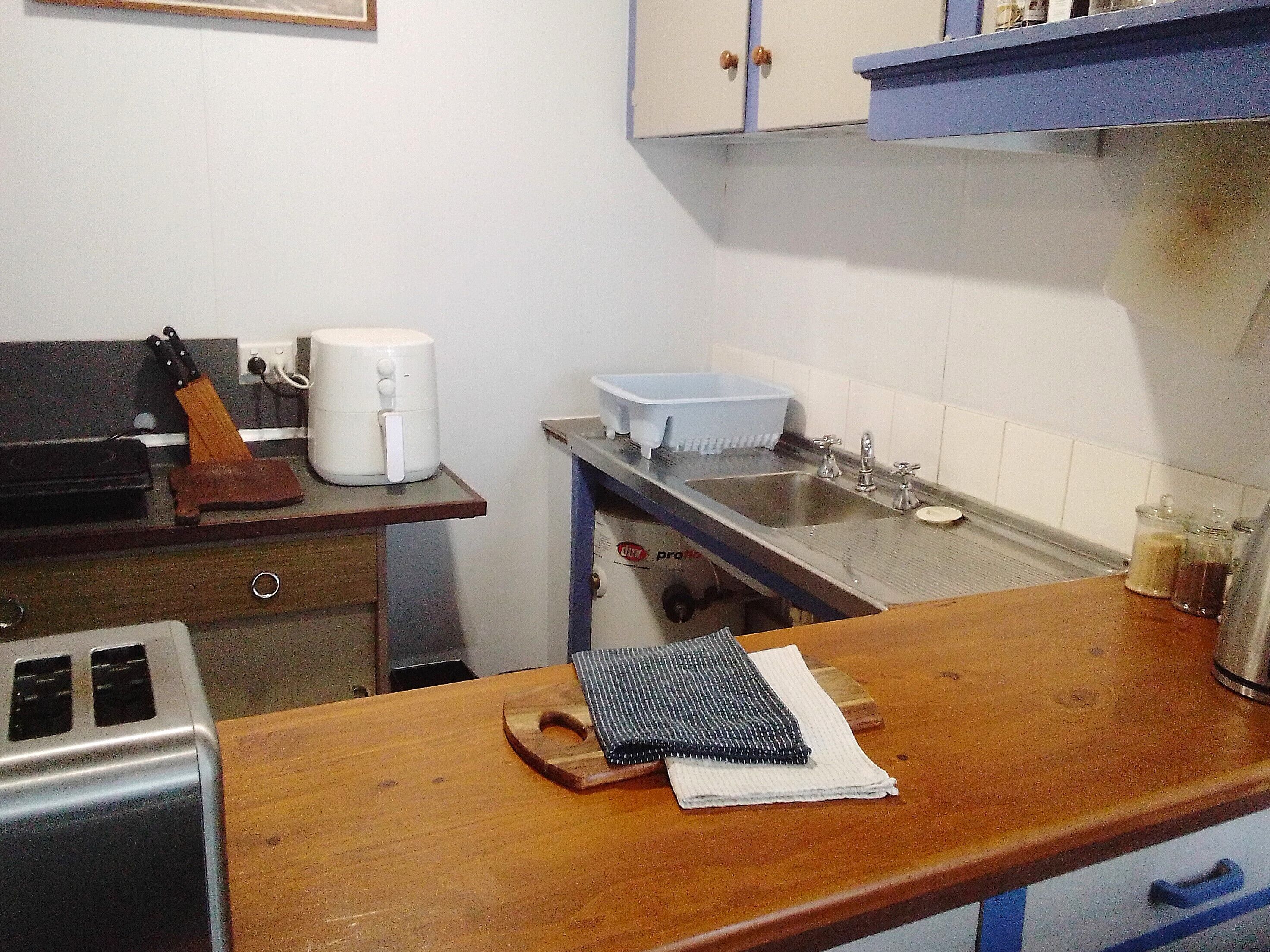 Réfrigérateur, four à micro-ondes, surface de cuisson