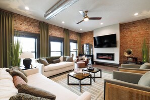 Smart TV y chimenea 