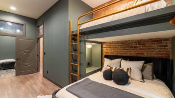 2 bedrooms, travel crib, internet, bed sheets