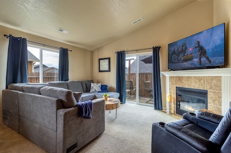 Smart TV, fireplace, books. Walla Walla Wine Country Home, Converted Game Room, Sleeps 8, Dogs Welcome