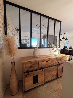A wooden dresser with drawers, a vase with pampas grass, and a large mirror with a black frame. - Unique 360° rooftop - Brazier - Plancha - 6 people - Incredible view (Sommières)