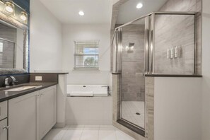 Shower, hair dryer, towels - Castle Pines Paradise Villa in Reunion | 6BR and Private Pool (Kissimmee)