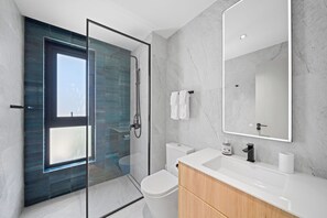 Shower, hair dryer, towels - Exceptional Beachfront Condo - Allure 105 (Brighton Beach)