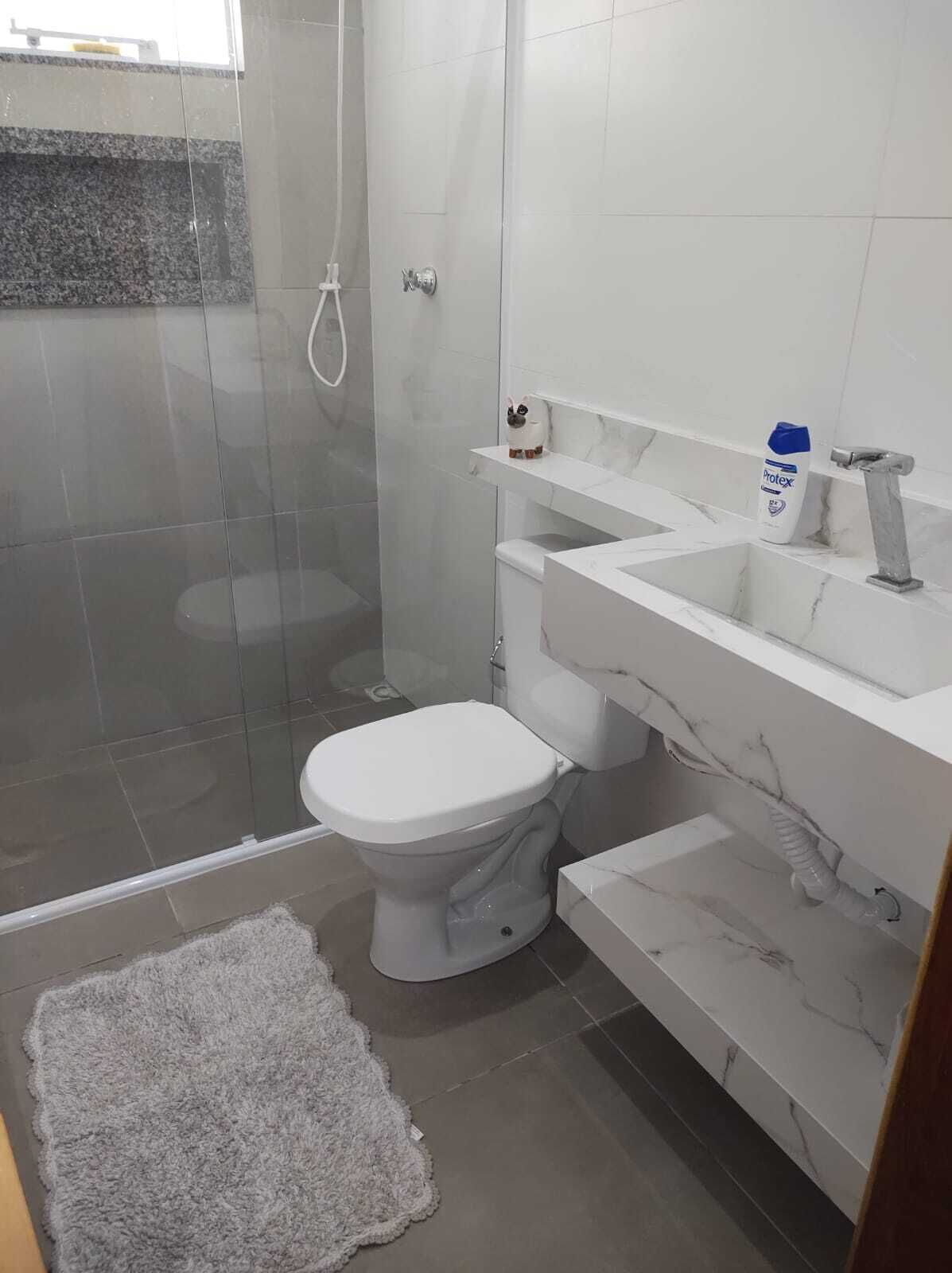 Chuveiro, toalhas de banho, papel higiênico 