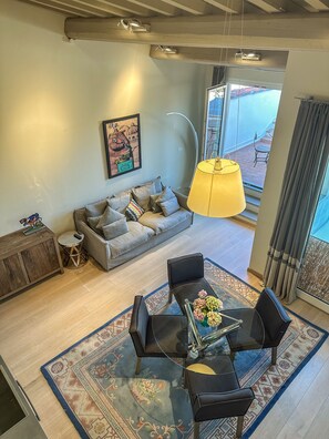 Design Apartment, 2 Bedrooms | Living area | 42-inch flat-screen TV with cable channels, TV, heated floors - Florence Art Apartments (Florence)