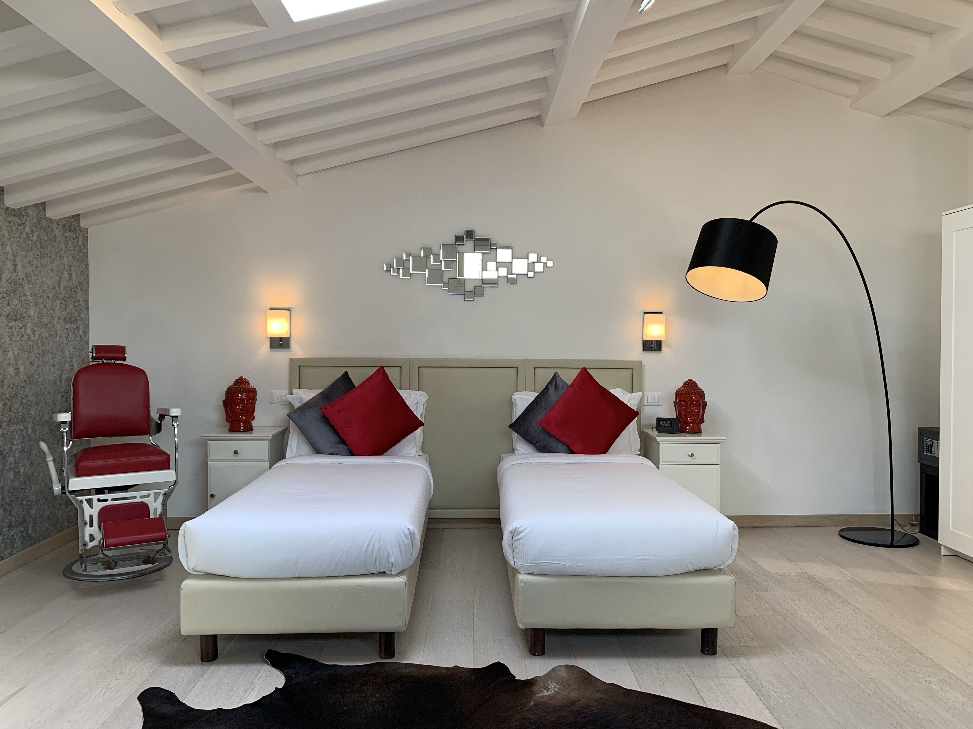 Roupas de cama premium, cofres nos quartos, individualmente decorados