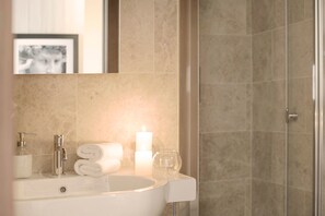 Standard Apartment, 2 Bedrooms (Giallo di Napoli) | Bathroom | Free toiletries, hair dryer, slippers, towels