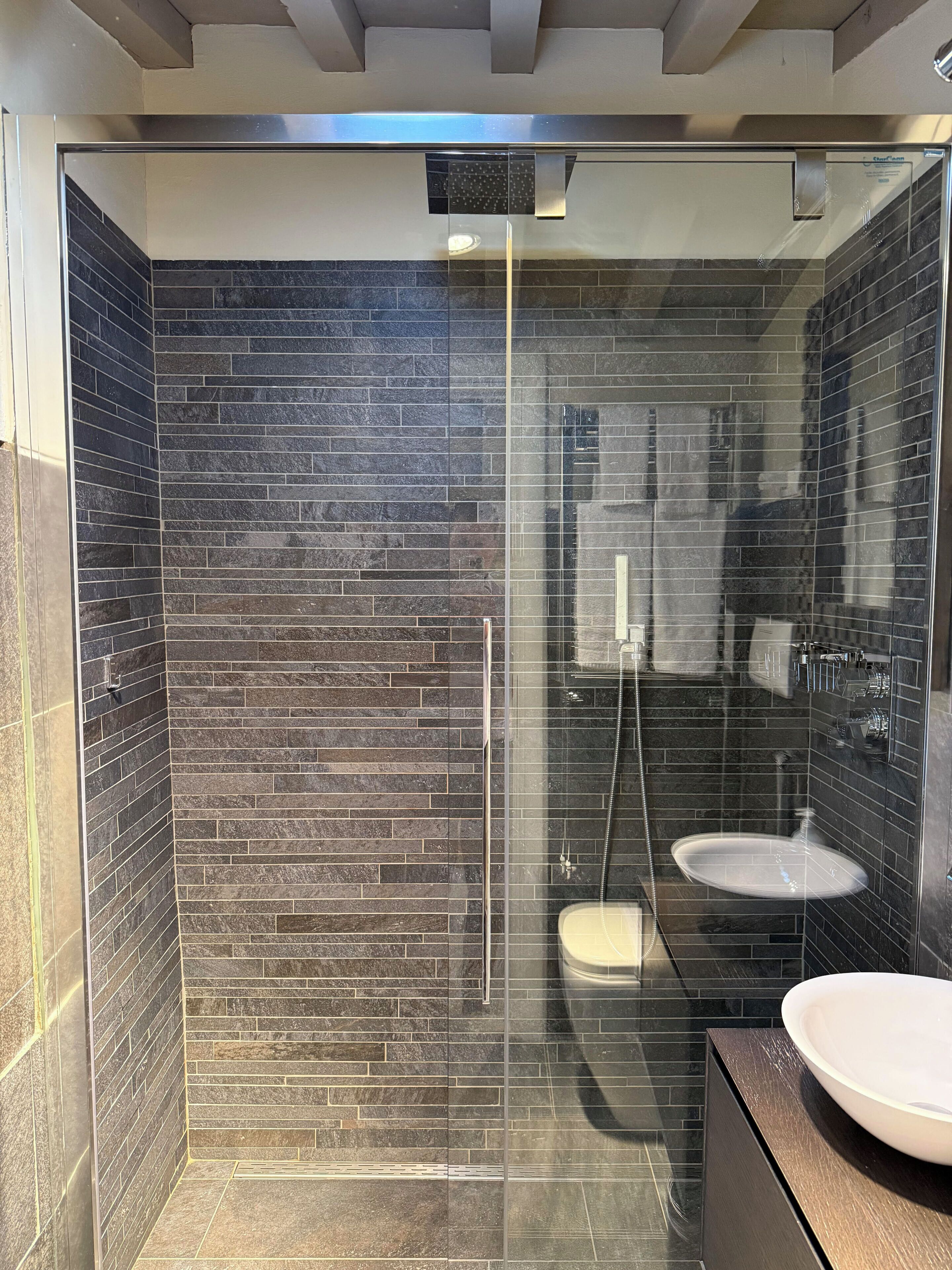 Design-Apartment, 2 Schlafzimmer | Badezimmer | Kostenlose Toilettenartikel, Haartrockner, Hausschuhe, Handtücher