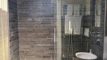 Design-Apartment, 2 Schlafzimmer | Badezimmer | Kostenlose Toilettenartikel, Haartrockner, Hausschuhe, Handtücher