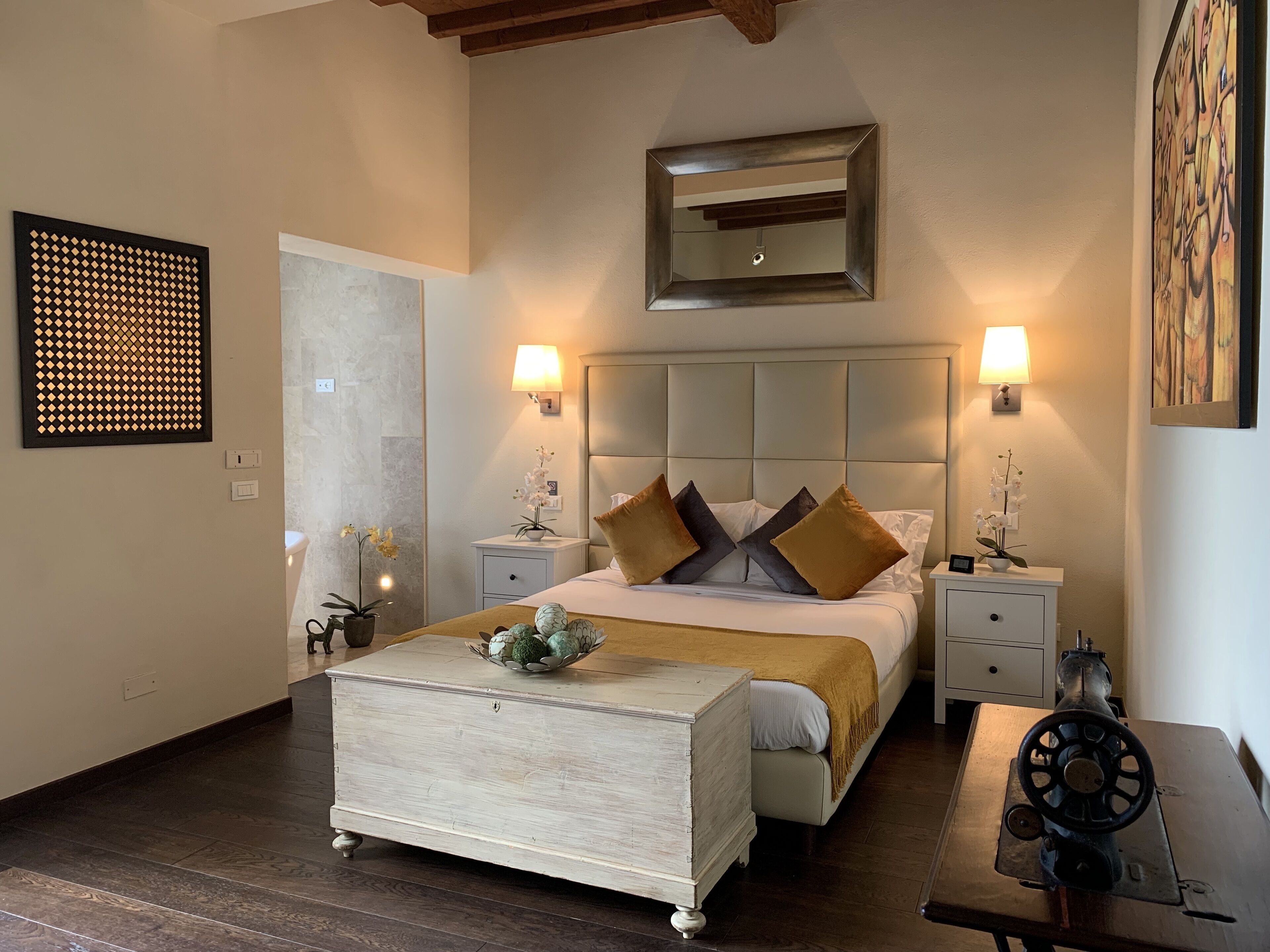 Roupas de cama premium, cofres nos quartos, individualmente decorados