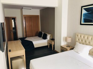 Habitación doble Confort | Caja de seguridad en la habitación, escritorio y cortinas blackout