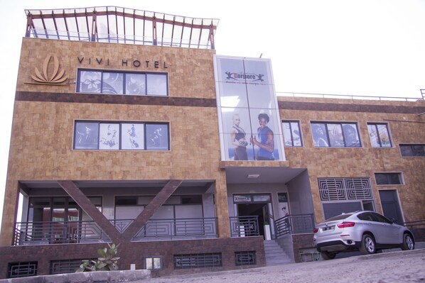 Vista frontal de la propiedad