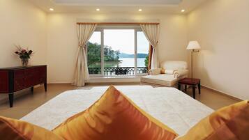 Un futbolín, una mesa de tenis de mesa