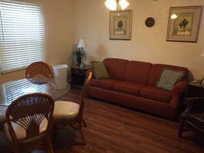 Suite, 2 lits doubles | Aire de séjour | Téléviseur à écran plat