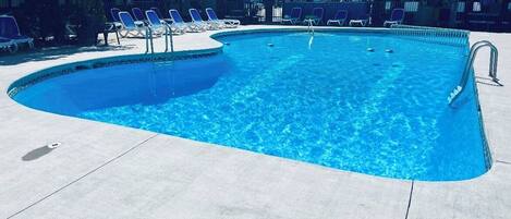 Piscine extérieure, chaises longues