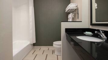 Kamer, 1 kingsize bed | Badkamer | Gratis toiletartikelen, een haardroger, handdoeken, zeep