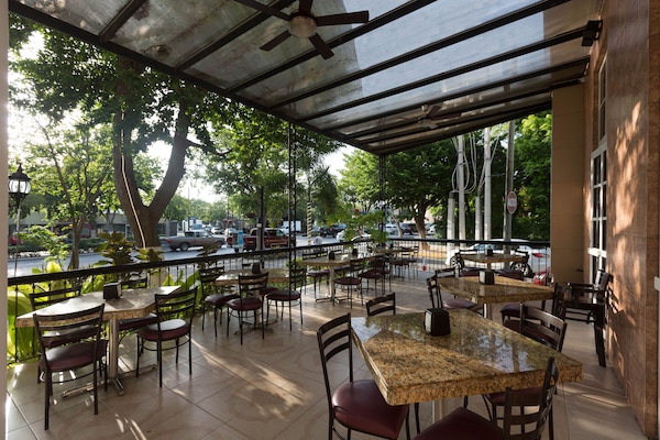 Café da manhã feito na hora todos os dias mediante uma taxa