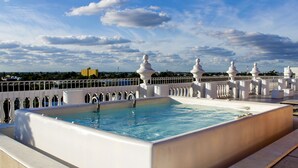 A rooftop pool with a clear view of the city skyline in the background. - Hotel Victoria Merida (Mérida)