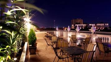 Se sirven desayunos, comidas, cenas y cocina internacional