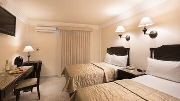 Habitación doble, refrigerador, vista a la ciudad | Ropa de cama de alta calidad y caja de seguridad en la habitación