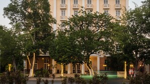 A large, multi-story building with a symmetrical facade, columns, and a central entrance. - Hotel Victoria Merida (Mérida)