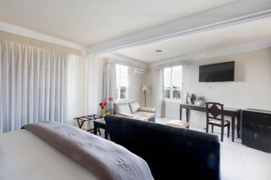 Ropa de cama de alta calidad y caja de seguridad en la habitación 