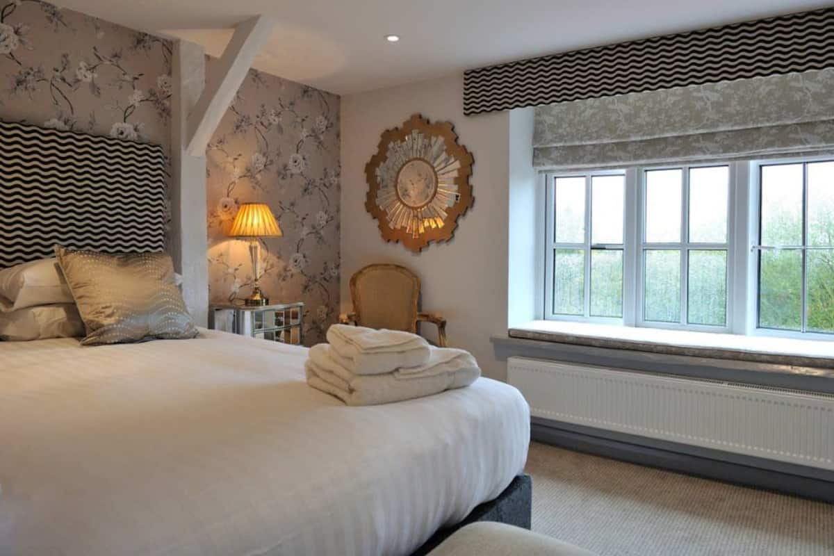 Double Room | In-room safe, desk, iron/ironing board, rollaway beds (surcharge)