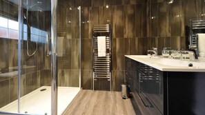 Een douche, gratis toiletartikelen, een haardroger