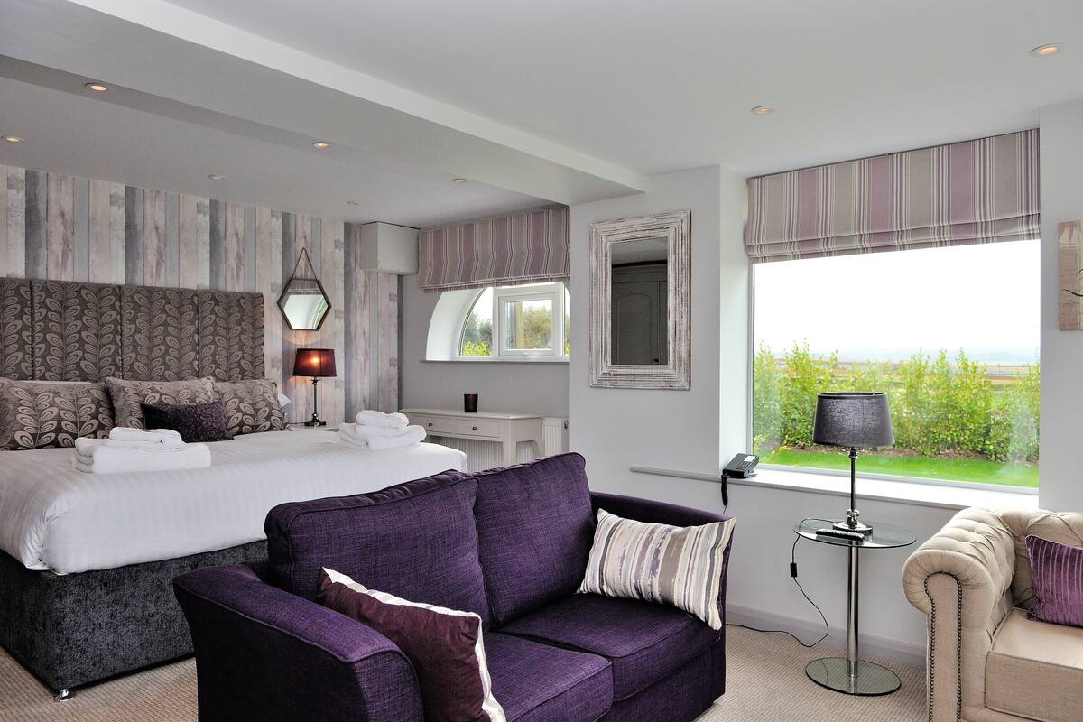 Suite | Living area | Flat-screen TV