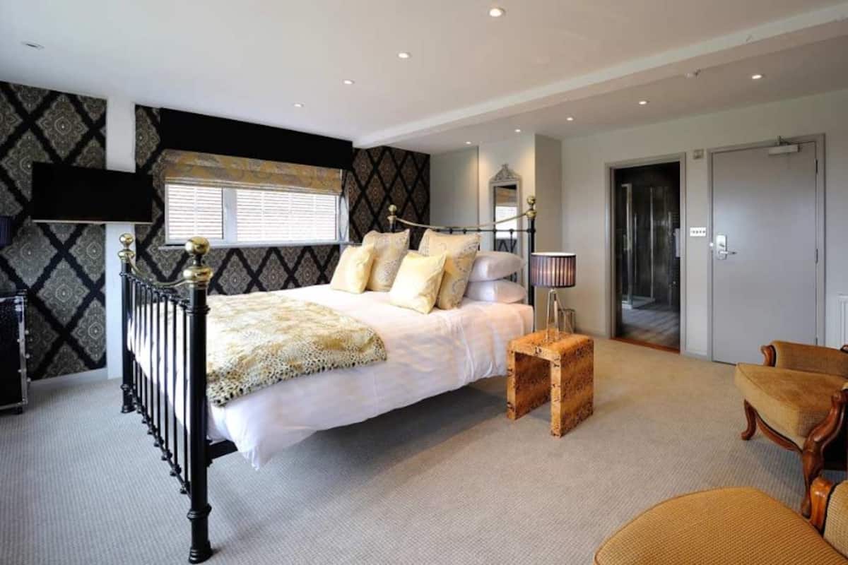 Deluxe Double Room, Sea View | In-room safe, desk, iron/ironing board, rollaway beds