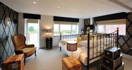 Crescent Turner Hotel