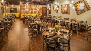 Sarapan lengkap dengan biaya tambahan di akhir pekan