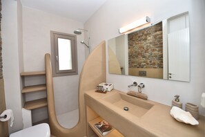 Grand-Suite (Angel's) | Badezimmer | Dusche, kostenlose Toilettenartikel, Bademäntel, Hausschuhe