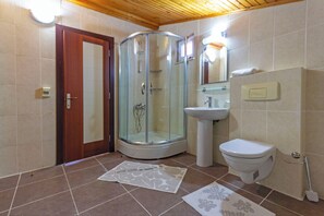 4 bedrooms, premium bedding, iron/ironing board, free WiFi - Paradise Town Villa Alison (Serik)