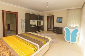 A bedroom with a bed, wardrobe, and a mirror. - Paradise Town Villa Alison (Serik)