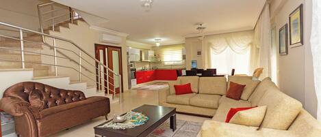 4 bedrooms, premium bedding, iron/ironing board, free WiFi