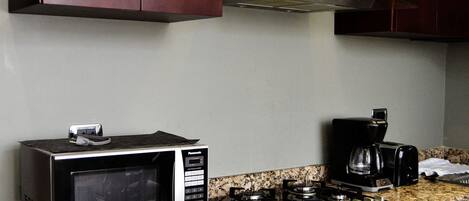 Departamento Deluxe, vista a la montaña | Cocina privada | Microondas y tetera eléctrica