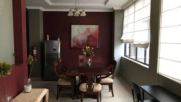 Departamento Deluxe, vista a la montaña | Minibar, caja de seguridad en la habitación y decoración personalizada