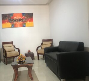 Luxury-Apartment, 2 Schlafzimmer, Bergblick | Minibar, Zimmersafe, individuell dekoriert, individuell eingerichtet