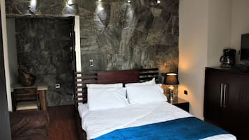 Quarto superluxo, 1 cama Queen, banheiro privativo, no piso térreo | Frigobar, cofres nos quartos, individualmente decorados