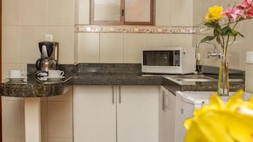 Deluxe-Vierbettzimmer, 1 Schlafzimmer, Stadtblick | Eigene Küche