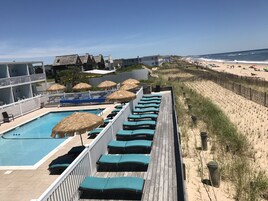 Una piscina al aire libre de temporada, sombrillas